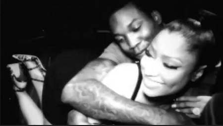 Nicki Minaj & Meek Mill Share a Super Passionate Kiss at Her Show