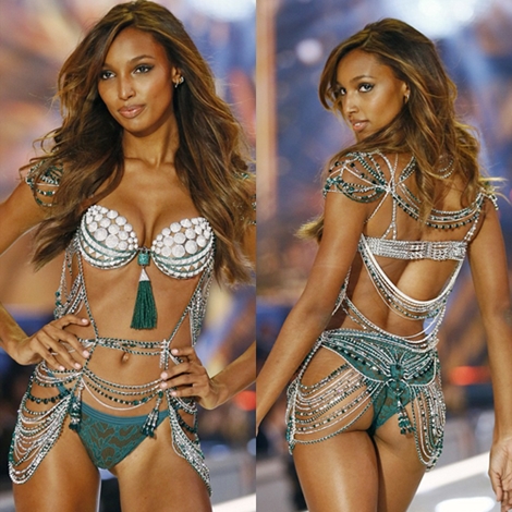 Top model Jasmine Tookes takes to the catwalk wearing a 3 million dollar  Fantasy Bra during the Victoria's Secret's show at the Grand Palais in  Paris on November 30, 2016. The Parisian