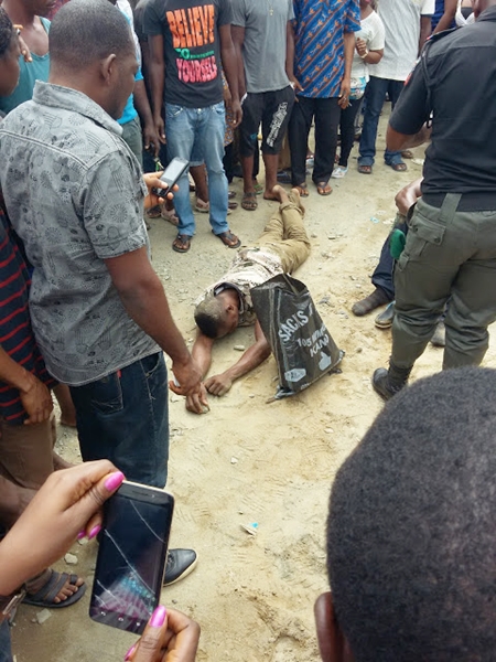 Angry Mob Lynch Notorious Robbers Caught In Port Harcourt Photos