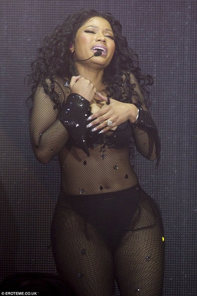 Nicki Minaj Suffers Boob Wardrobe Malfunction Nip Slip