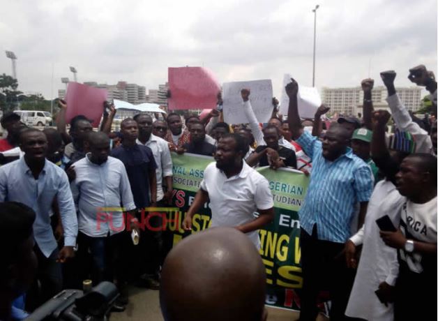 Two Factions of NANS Engage in Street Fight Over Lecturers Strike (Photos)