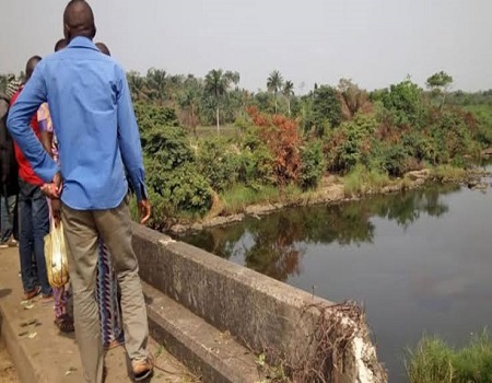 two men plunge into river