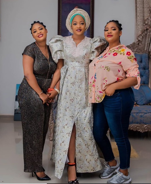 Ooni of Ife's wife, Queen Naomi posing with her sisters