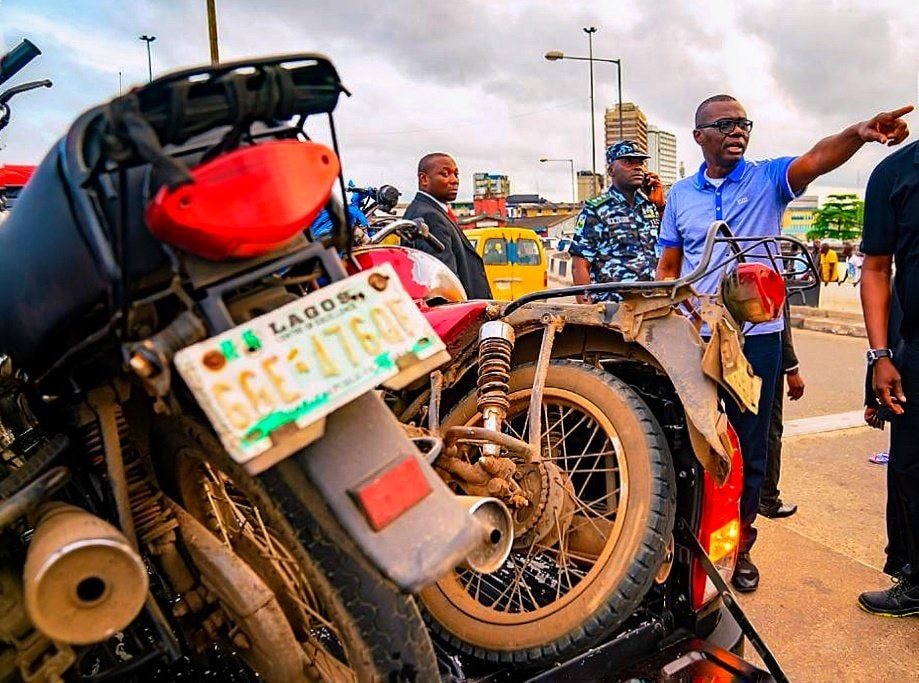 Governor Babajide Sanwo-Olu apprehending traffic offenders