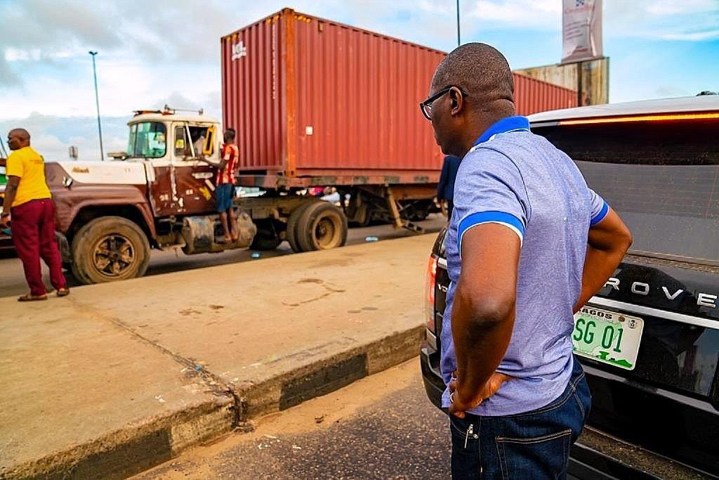 Governor Babajide Sanwo-Olu apprehending traffic offenders