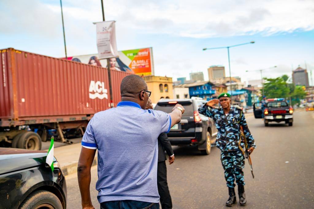 Governor Babajide Sanwo-Olu apprehending traffic offenders