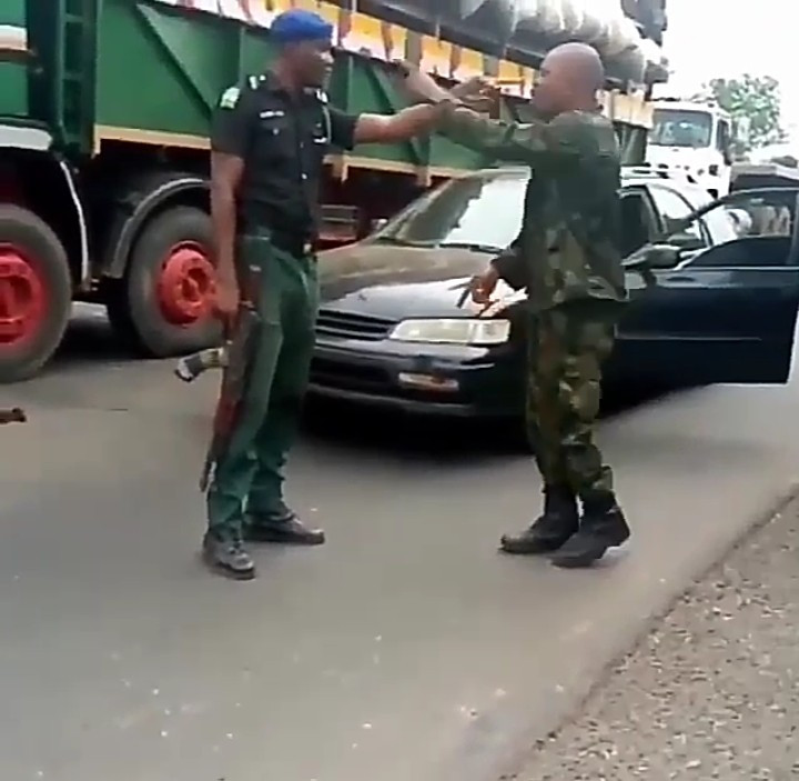 The police and soldier fighting in broad daylight