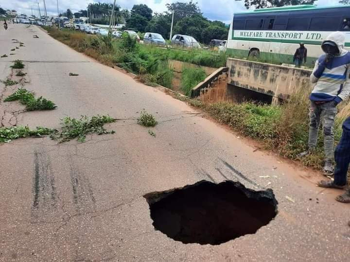 Sinkhole along Kaduna-Zaria Expressway