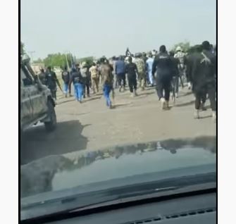 The security operatives surrounding Governor Zulum during Boko Haram attack