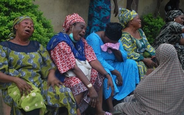 Sympathisers crying over the death of Abiola Ajimobi