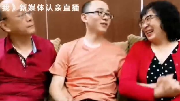 The Chinese father, mother and son reunited after 32 years