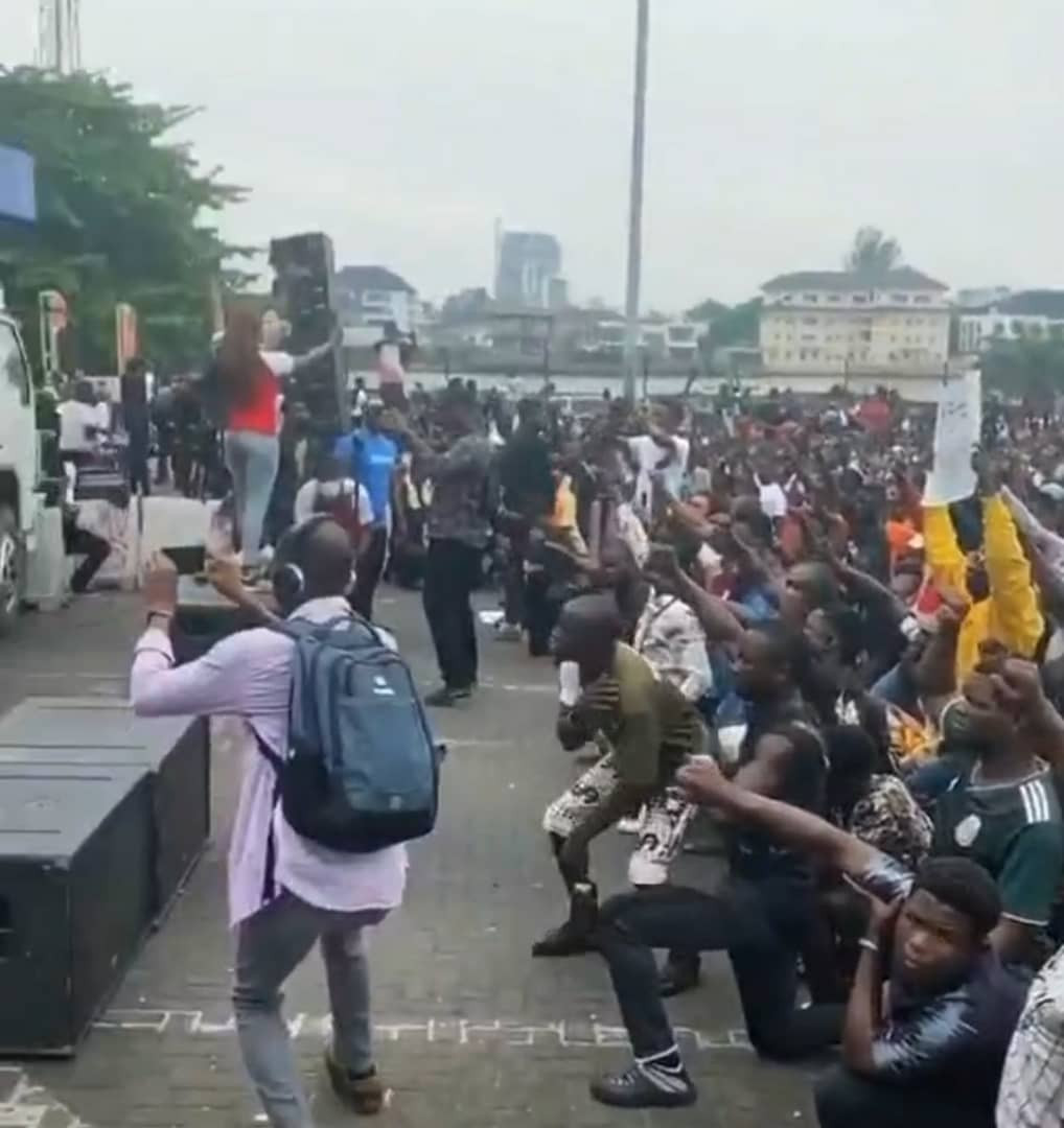 Protesters kneeling to pay respect for victims of police brutality