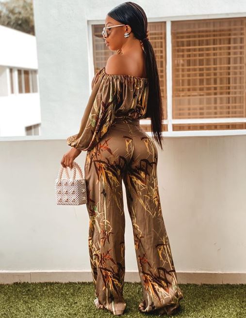 Toke Makinwa shows off her bum