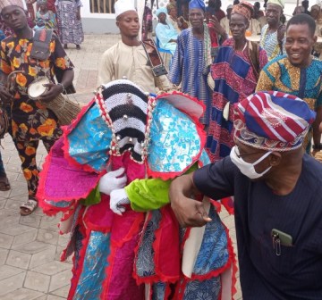 Obasanjo exchanging greeting with a masquarade