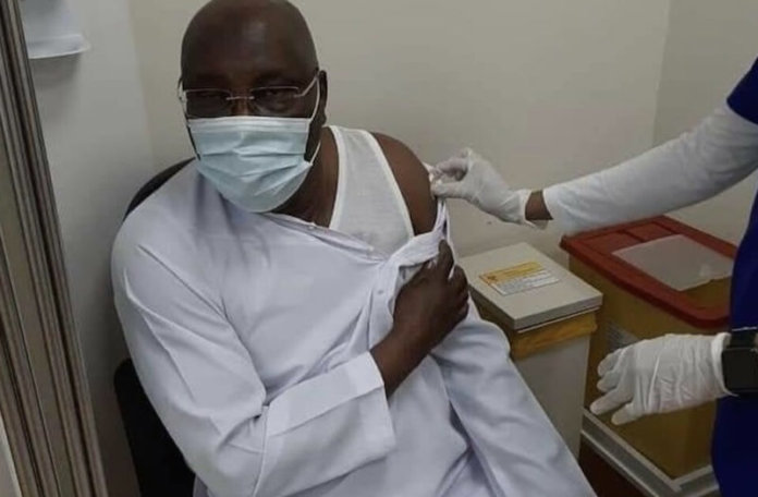 Atiku receiving Pfizer vaccine