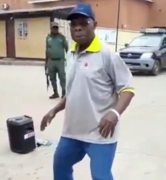 Obasanjo dancing 