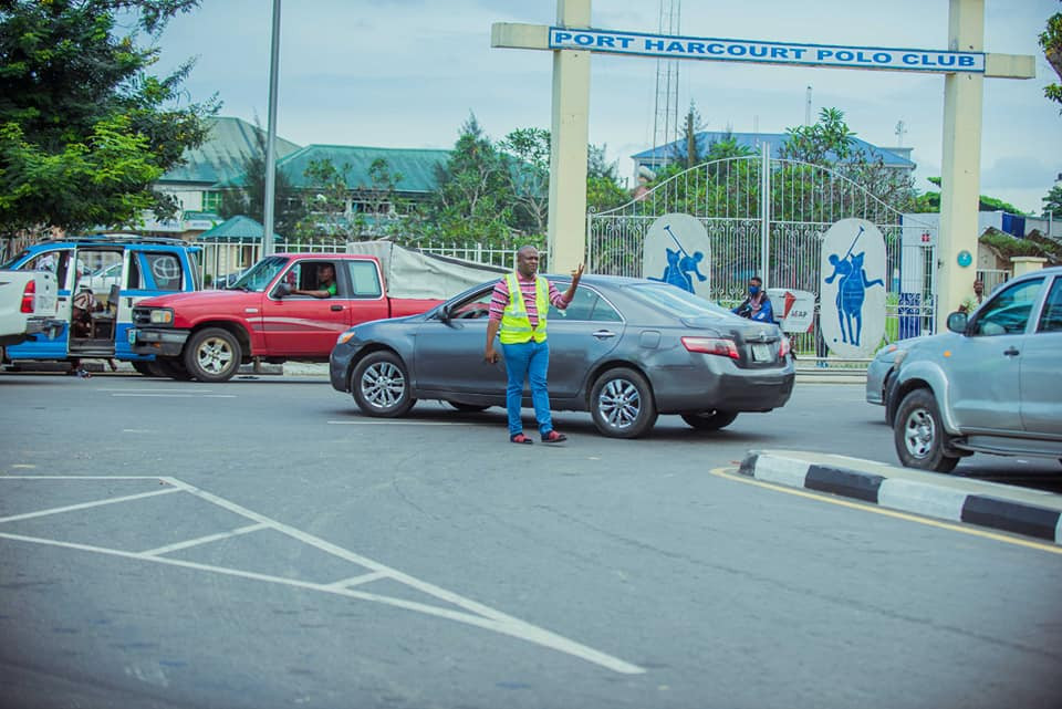 Billionaire businessman, Ijiomah controlling trafffic in Port Harcourt