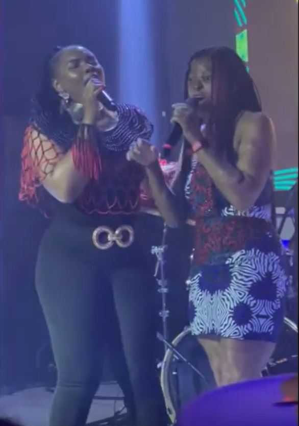 Yemi Alade and Kechi performing together