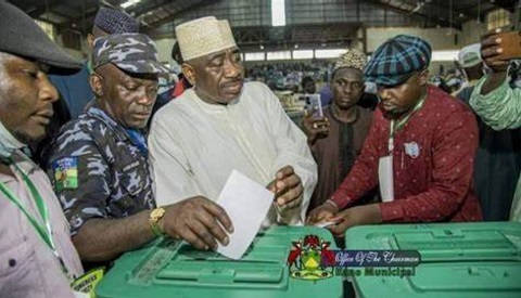 The police officer seen voting