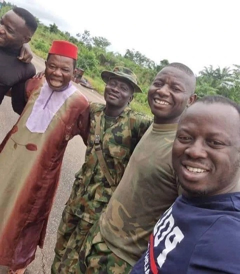 Chiwetalu Agu posing with soldiers