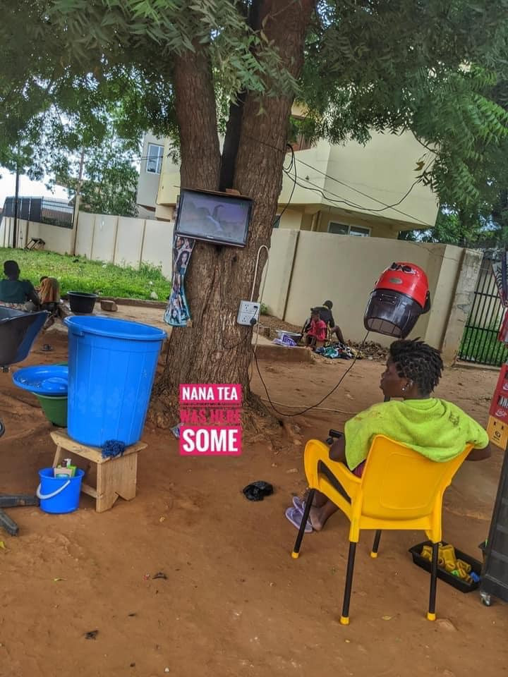 Lady runs salon under a tree