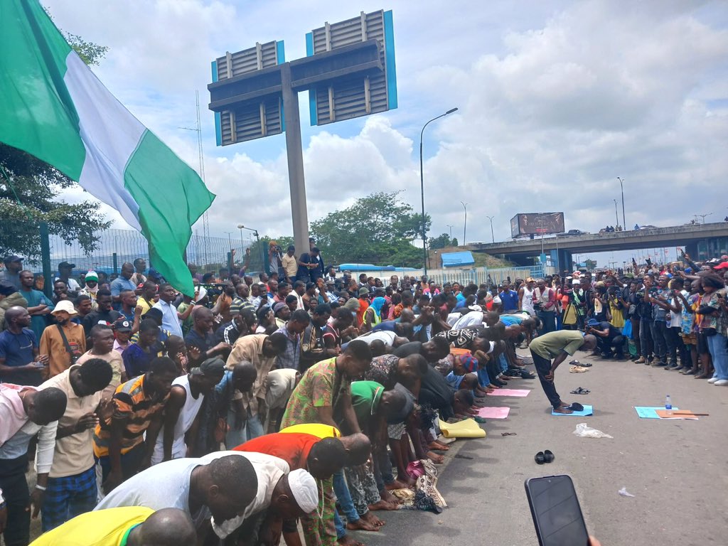 Powerful Images: Muslim Protesters in Lagos Pause Demonstrations for Friday Prayer