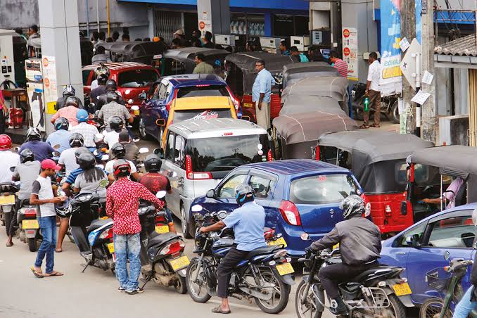 Queues Spread As Petrol Hits ₦‎1,100/Litre In Abuja, Others