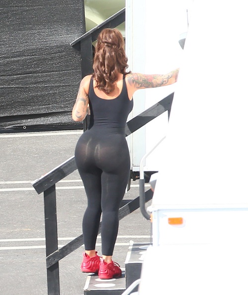 Too Hot! Popular Celebrity Shows Off Famous Curves Wearing See-through  Leggings (Photos)