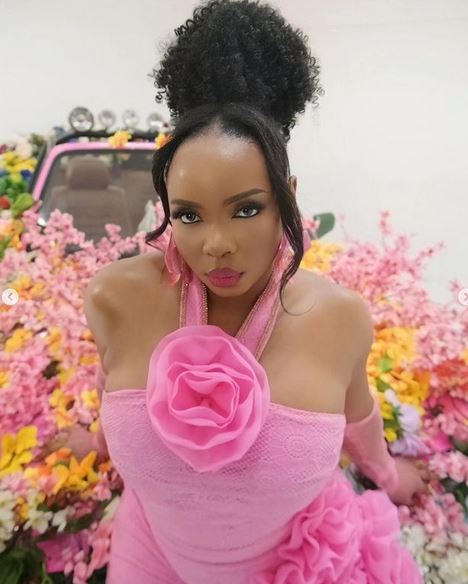 Nigerian Singer, Yemi Alade Looks Stunning In Pink Outfit (Photos)